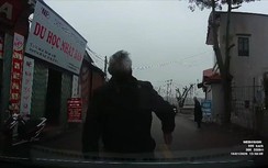 Video: Ông lão say rượu đi bộ chặn đầu ô tô gây sự, đòi đánh tài xế