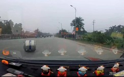 Video: Hú hồn cảnh xe bán tải rơi bồn đựng nước xuống đường