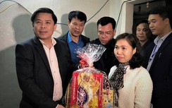 Bộ trưởng Nguyễn Văn Thể tặng quà Tết công nhân có hoàn cảnh khó khăn