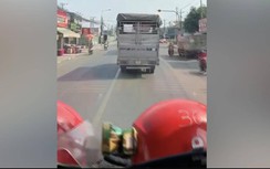 Video: Tài xế bỏ mặc còi hú của xe chữa cháy, nhất quyết không nhường đường