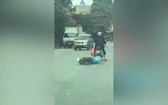 Video: Say quên trời đất, người đàn ông bị bạn nhậu "đánh rơi" khỏi xe máy