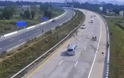 Kinh hoàng cảnh xe khách nổ lốp, mất lái, hành khách văng ra đường cao tốc