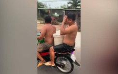 Video: Hai thanh niên bày trò phản cảm, vừa đi xe máy vừa tắm, gội đầu