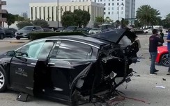 Video: Kinh hoàng ô tô điện Tesla bị xé đôi khi vượt đèn đỏ