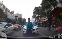 Video: Tài xế ô tô phóng vào làn đường ngược chiều còn dọa đánh người