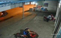 Video: Cặp vợ chồng chở theo con nhỏ vẫn bẻ khóa, ăn trộm xe máy cực nhanh