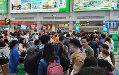 Tân Sơn Nhất đạt đỉnh gần 1000 chuyến bay, khách nằm ngồi la liệt