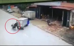Video: Đâm vào đuôi xe tải lùi ẩu, hai người đi xe máy nguy kịch