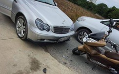 Video: Vào cua lấn làn, tài xế xe máy tông thẳng vào đầu ô tô Mercedes