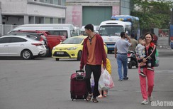 Cận cảnh người dân lỉnh kỉnh đồ đạc trở lại Đà Nẵng sau kỳ nghỉ Tết