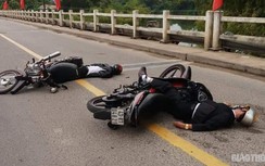 Quảng Nam: Xe máy đấu đầu trên cầu, 2 người nằm bất động