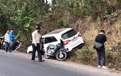 Video: Kinh hoàng ô tô đổ đèo hất văng xe máy bay vào vách núi