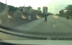 Video: Thót tim cảnh tài xế đánh lái cứu người phụ nữ chạy bộ sang đường