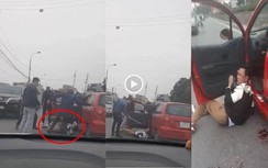 Video: Hoảng hốt với cảnh 4 thanh niên đánh hội đồng tài xế ô tô con