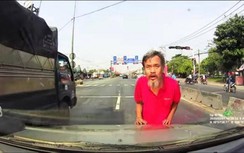 Video: Người đàn ông râu tóc bạc phơ lao ra đường chặn ô tô "xin đểu"