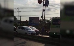 Video: Tài xế buýt thản nhiên quay đầu xe trên cầu vượt gây ùn tắc kéo dài