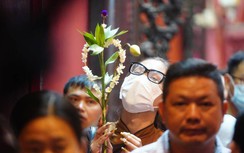 TPHCM: Người dân đeo khẩu trang khi đi lễ chùa