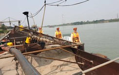 Chủ tàu khai thác cát trái phép trên sông Hồng bị phạt gần 55 triệu đồng