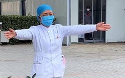 Video: Nữ bác sĩ Trung Quốc và phút hội ngộ từ xa đẫm nước mắt với con gái