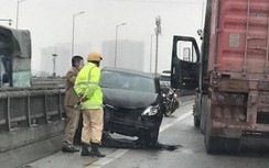 Video: "Cắt mặt" xe container, tài xế ô tô 5 chỗ gặp họa trên cao tốc