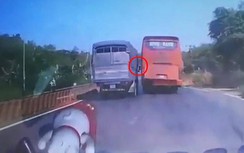 Video: Xe khách mất dạng sau khi ép xe tải tông dải phân cách trên quốc lộ