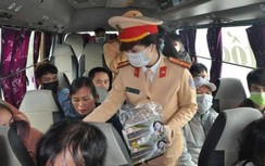 Tài xế, hành khách trên cao tốc Hà Nội - Lào Cai được phát tặng khẩu trang