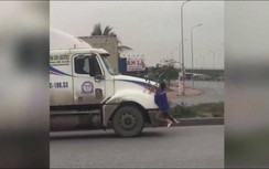 Video: Hãi hùng cảnh người đàn ông đu bám vào đầu xe container đang chạy