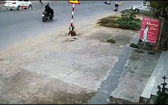 Video: Bất chấp lệnh dừng xe, thanh niên thông chốt, đâm gãy chân CSGT