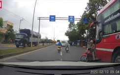 Video: Cố gắng "cắt đầu" xe khách, tài xế xe máy gặp nạn thương tâm