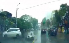 Video: Tài xế ô tô nổi đóa, vô cớ hành hung người đi xe máy