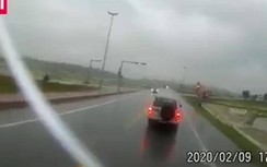 Video: Trời mưa, phóng ẩu, tài xế ô tô gây tai nạn kinh hoàng