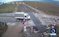 Video: Rợn người khoảnh khắc xe tải bị tàu hỏa húc bay xa hàng trăm mét