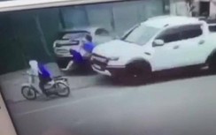 Video: Kinh hoàng ô tô bán tải "nổi điên" húc bay hai người
