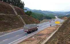 Cận cảnh ô tô, xe máy chạy "chui" trên đường La Sơn - Hòa Liên