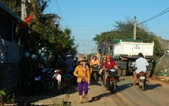 Dân bức xúc chặn xe chở vật liệu vào dự án lấn biển ở Bình Thuận