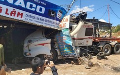 Tai nạn liên hoàn trên đường Hồ Chí Minh, xe đầu kéo lao vào nhà dân