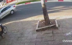 Video: Đạp nhầm chân ga khi lùi xe, xế hộp tông trúng nhiều người