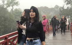 Khách Tây vô tư không đeo khẩu trang khi du lịch Việt Nam