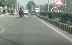 Video: Cảnh sát bị 3 thanh niên phóng xe máy kéo lê hàng chục mét