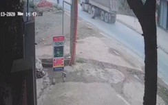 Video: Kinh hoàng xe tải rơi lốp văng trúng người đi đường