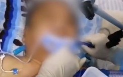 Video: Bệnh nhân ung thư nhiễm Covid-19 viết 4 chữ khiến y, bác sỹ bật khóc