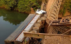 Ô tô tải bị lật khi qua cầu cũ, tài xế may mắn thoát nạn