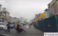 Video: Ô tô suýt bị vạ lây khi xe máy bất ngờ ngã ngay trước đầu