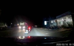 Video: Phóng nhanh như gió, tài xế xe máy đánh rơi người ngồi sau