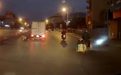 Video: Vượt đèn đỏ, "cắt đầu" xe tải, đôi nam nữ suýt mất mạng