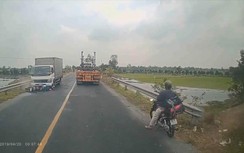 Video: Đua tốc độ với thần chết, 2 người đi xe máy sấp mặt trước đầu xe tải