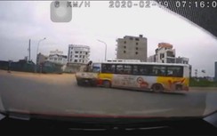 Video: Tài xế xe buýt như mơ ngủ, tông cực mạnh ngang thân xe cẩu