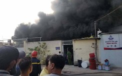 Cháy lớn ở TP.HCM, gần 100 cảnh sát căng mình dập lửa