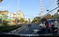 Video: Tài xế xe máy nhận cái kết đau đớn khi lạng lách, cà khịa ô tô