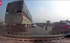 Video: Xe tải đột ngột chuyển hướng, húc văng ô tô con trên cầu Thanh Trì